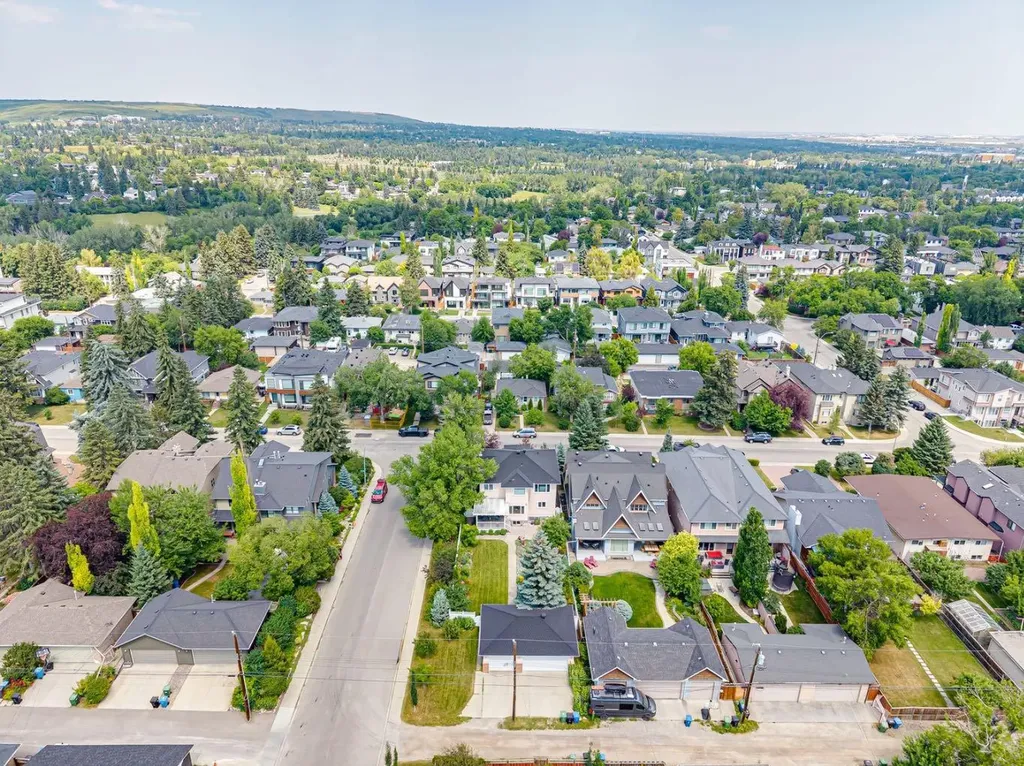 739 24 Avenue NW Calgary AB T2M 1X8