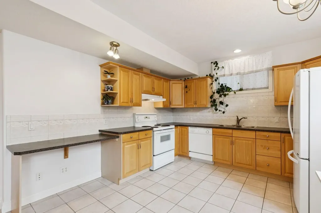 739 24 Avenue NW Calgary AB T2M 1X8