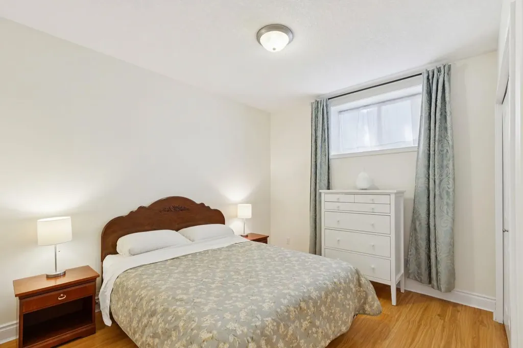 739 24 Avenue NW Calgary AB T2M 1X8