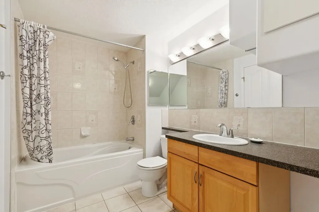 739 24 Avenue NW Calgary AB T2M 1X8