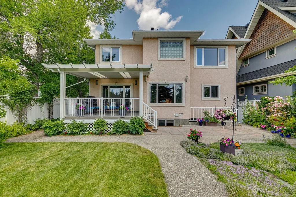 739 24 Avenue NW Calgary AB T2M 1X8