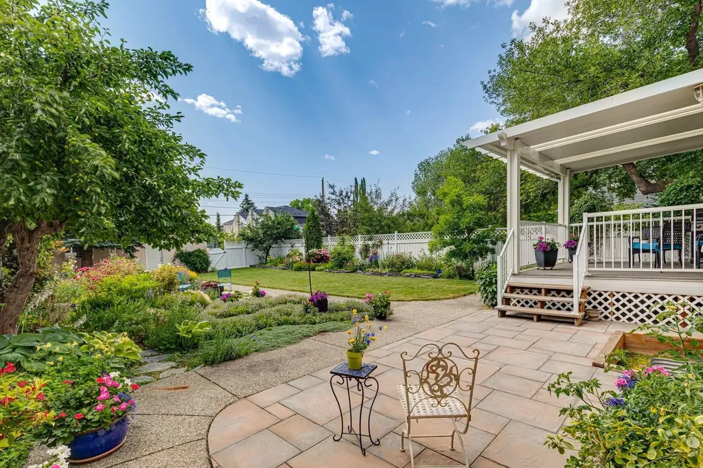 739 24 Avenue NW Calgary AB T2M 1X8