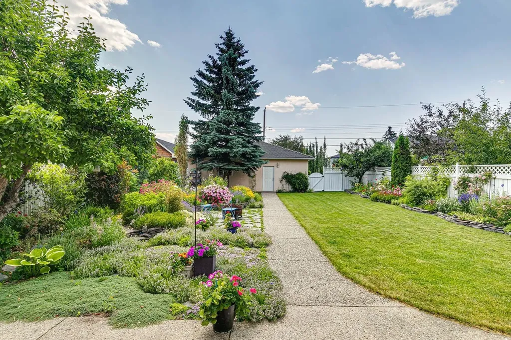 739 24 Avenue NW Calgary AB T2M 1X8