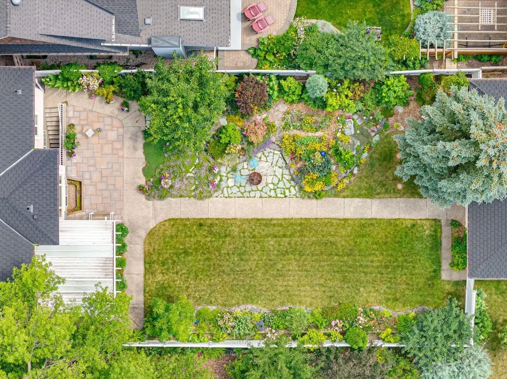 739 24 Avenue NW Calgary AB T2M 1X8