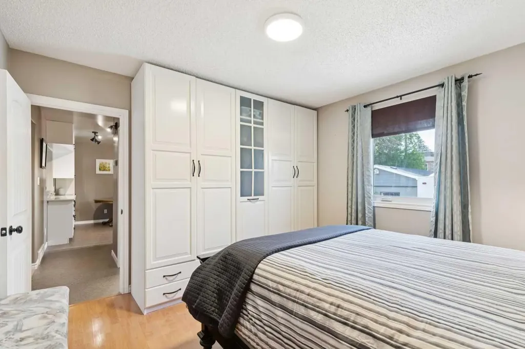 6111 Bow Crescent NW Calgary AB T3B 2C2