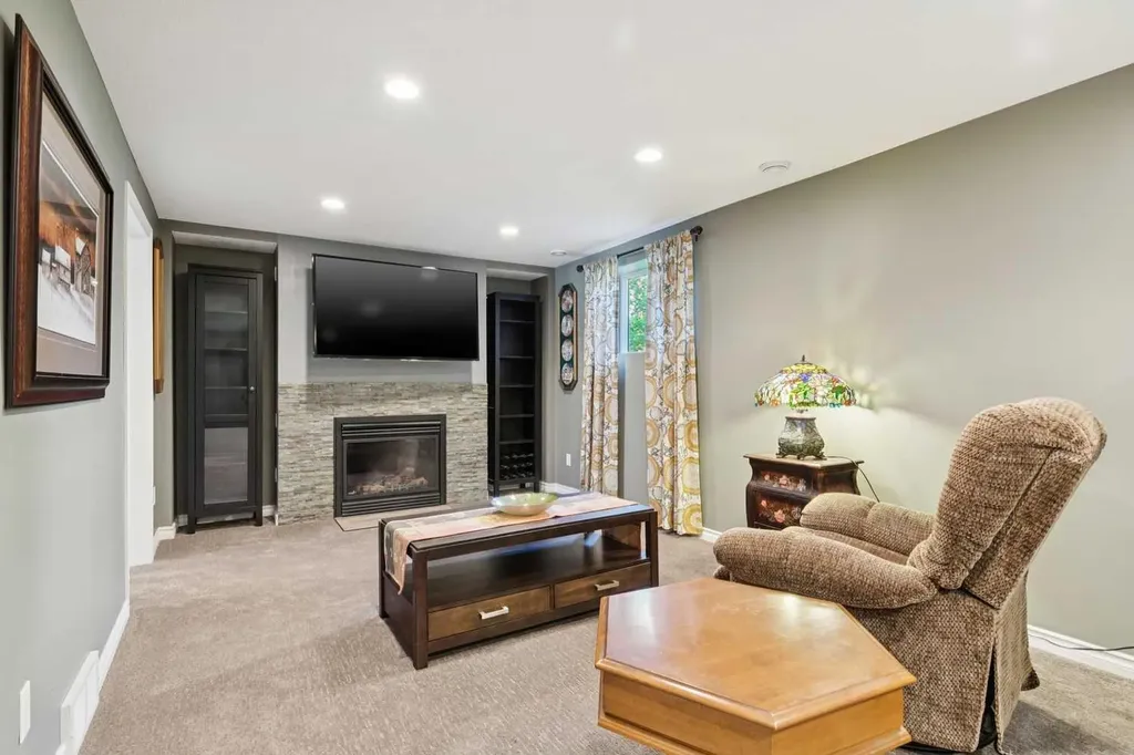 6111 Bow Crescent NW Calgary AB T3B 2C2