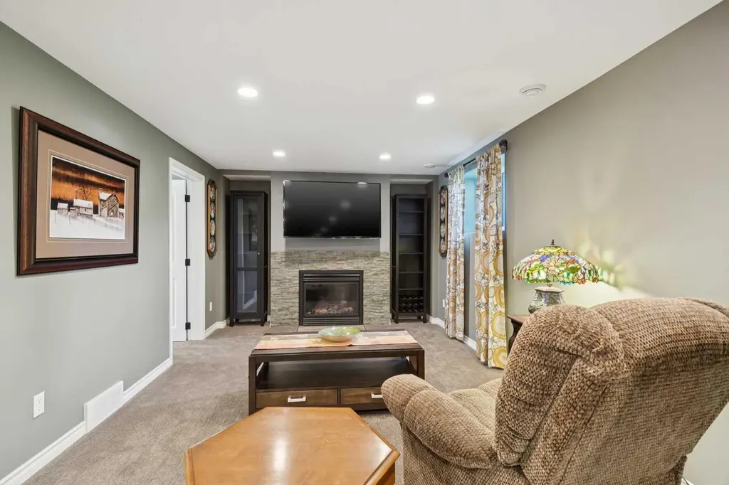 6111 Bow Crescent NW Calgary AB T3B 2C2