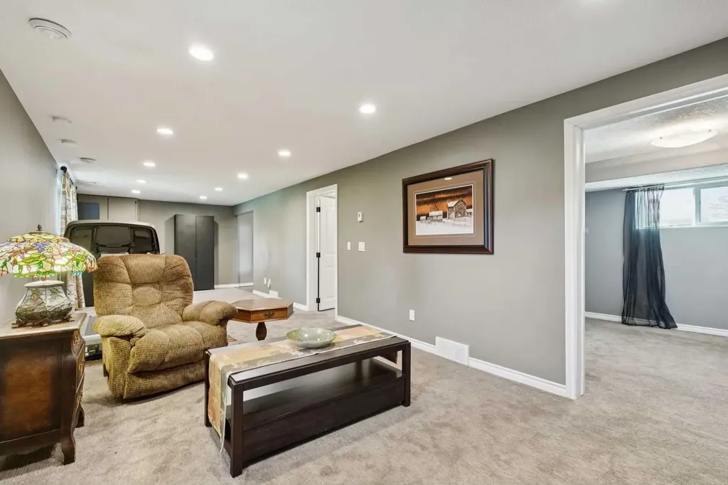 6111 Bow Crescent NW Calgary AB T3B 2C2