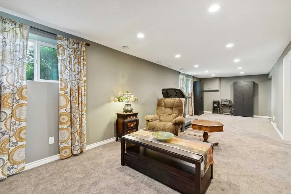 6111 Bow Crescent NW Calgary AB T3B 2C2