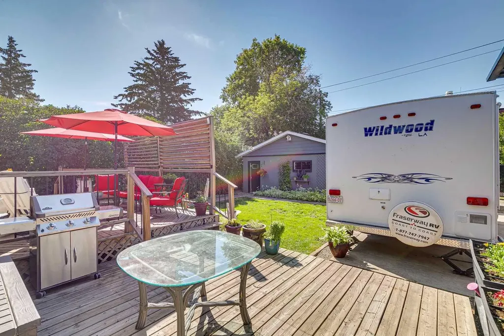 6111 Bow Crescent NW Calgary AB T3B 2C2
