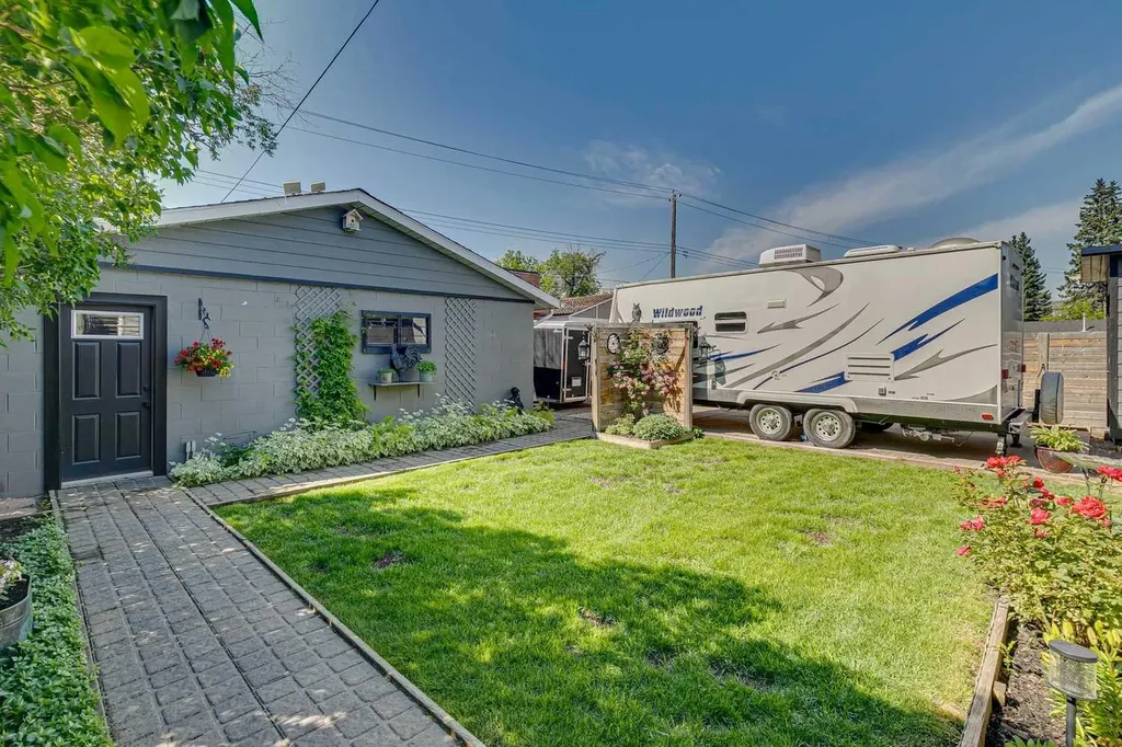 6111 Bow Crescent NW Calgary AB T3B 2C2