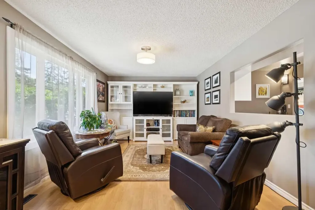 6111 Bow Crescent NW Calgary AB T3B 2C2