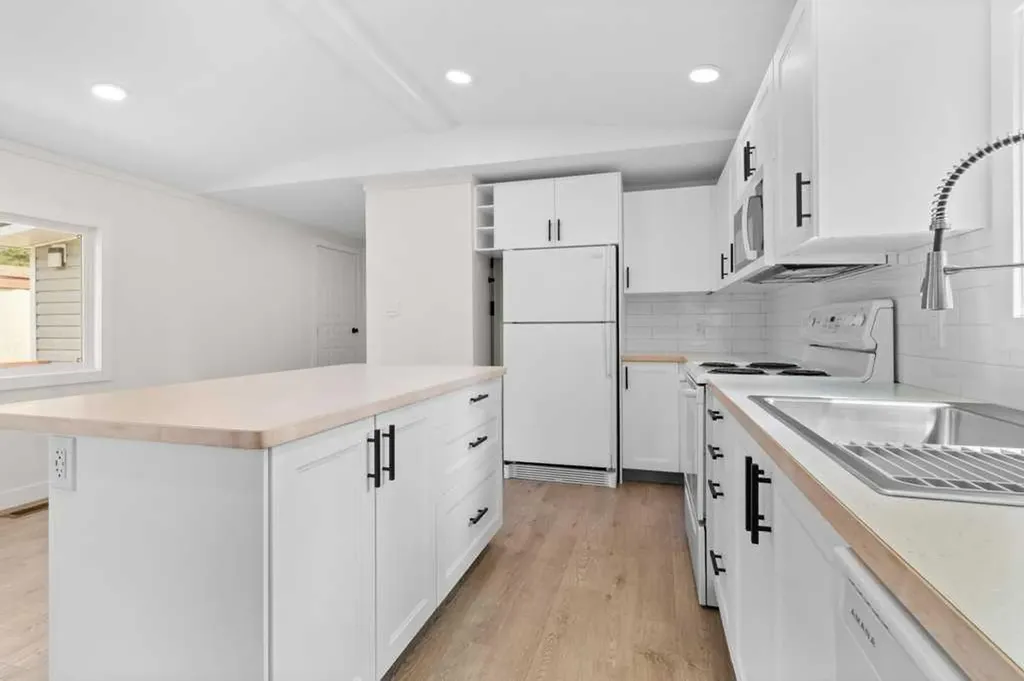4516 48 Avenue Sylvan Lake AB T4S 1L8