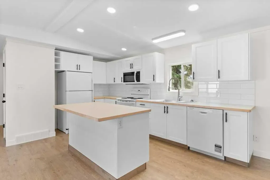4516 48 Avenue Sylvan Lake AB T4S 1L8