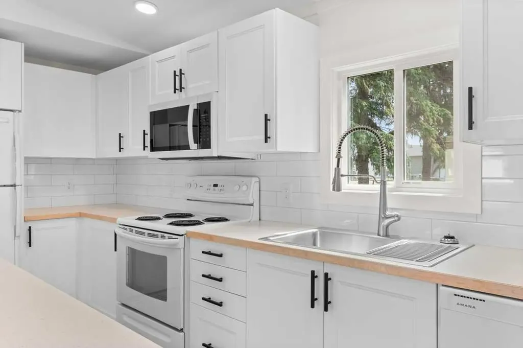 4516 48 Avenue Sylvan Lake AB T4S 1L8