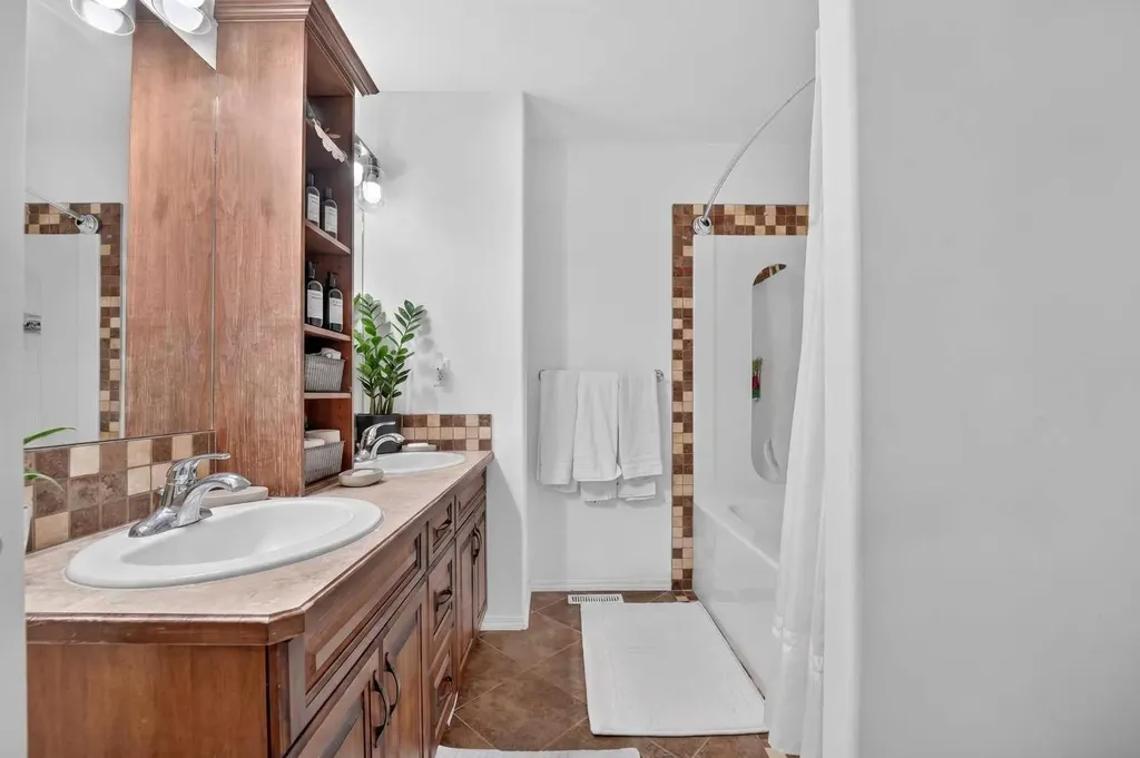62 Coalbanks Gate W Lethbridge AB T1J 2A1