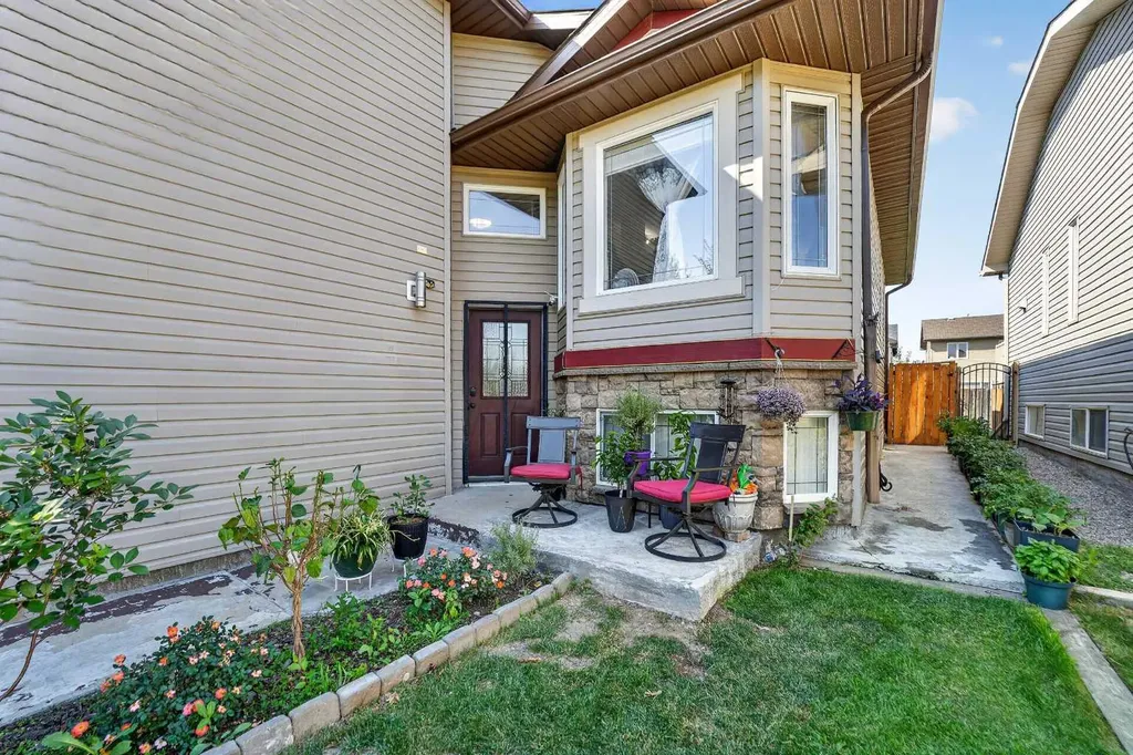 62 Coalbanks Gate W Lethbridge AB T1J 2A1