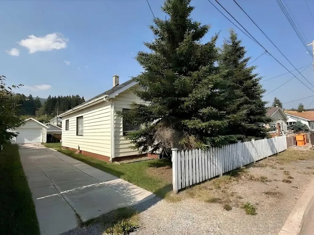 8017 22 Avenue Coleman AB T0K 0M0