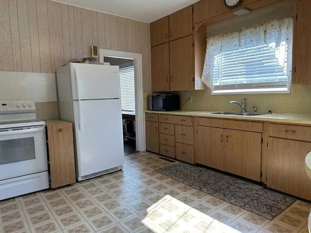 8017 22 Avenue Coleman AB T0K 0M0