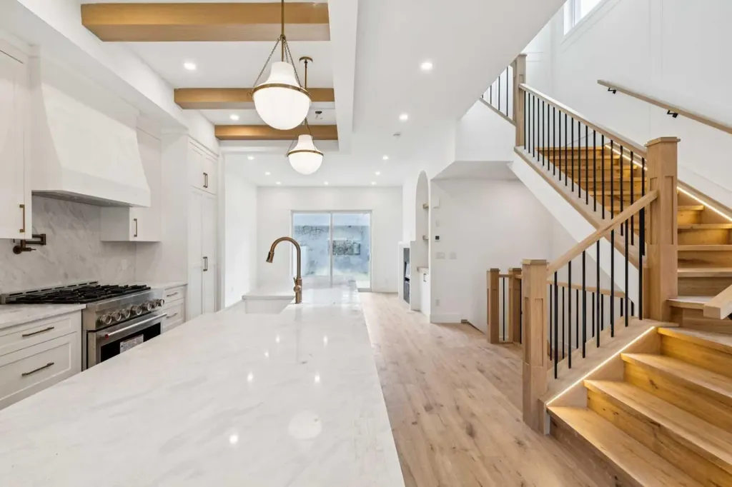 2609 5 Avenue NW Calgary AB T2N 0T7