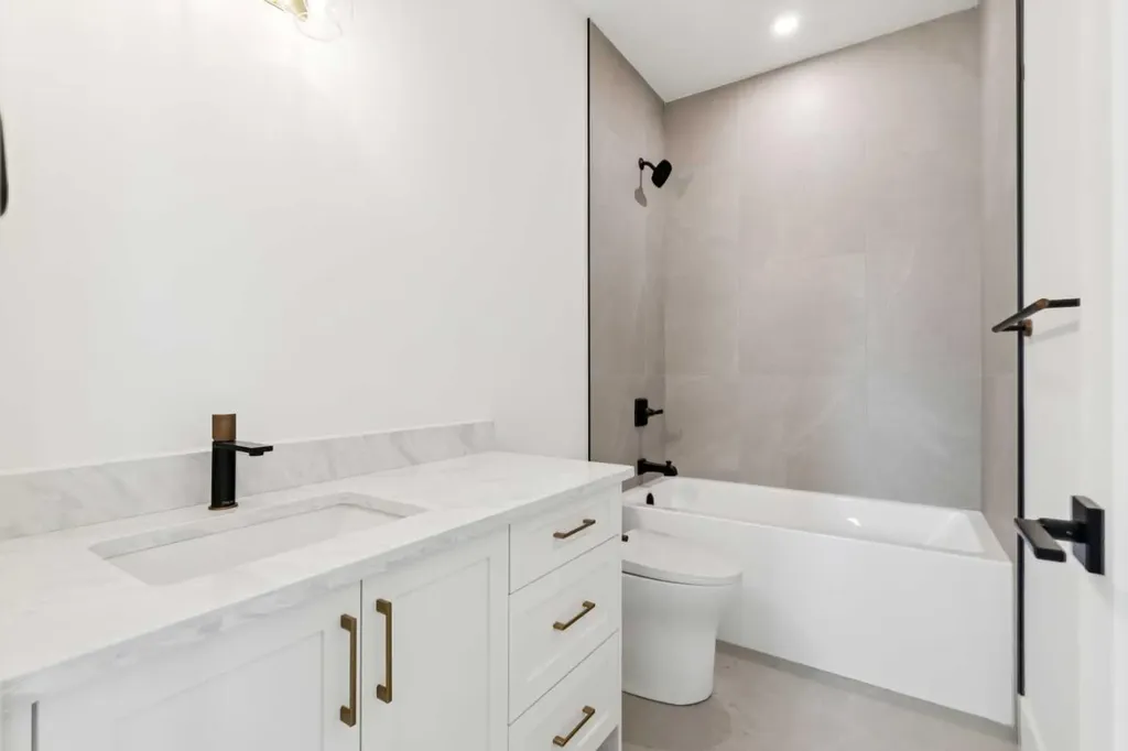 2609 5 Avenue NW Calgary AB T2N 0T7