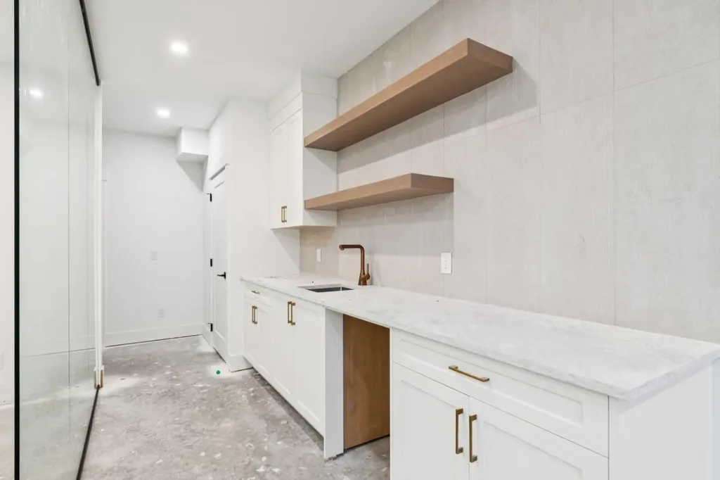 2609 5 Avenue NW Calgary AB T2N 0T7
