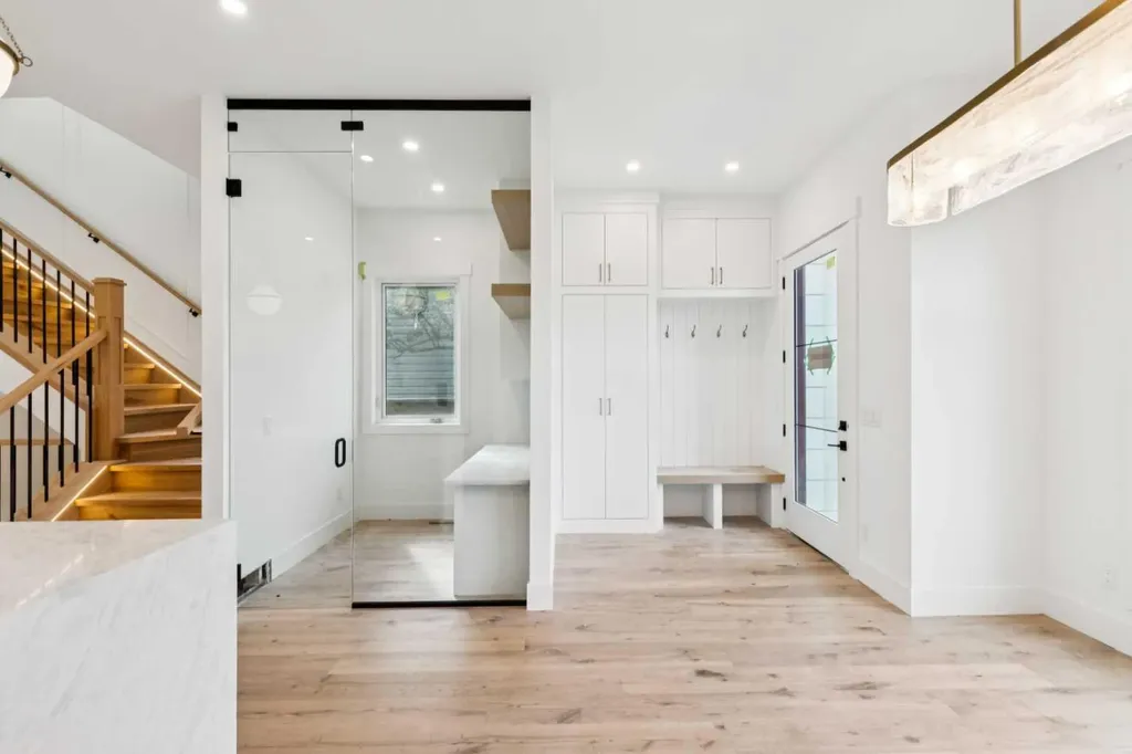2609 5 Avenue NW Calgary AB T2N 0T7