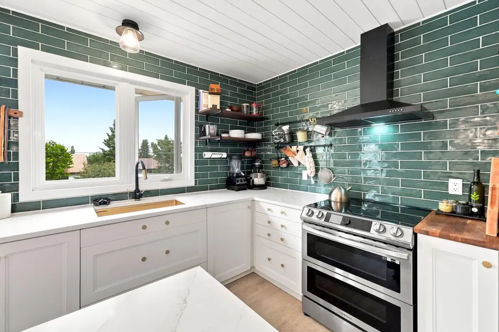 218 8 Avenue NE Sundre AB T0M1X0