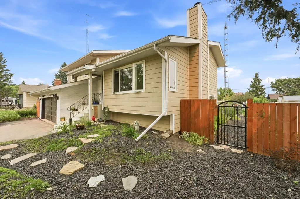 218 8 Avenue NE Sundre AB T0M1X0