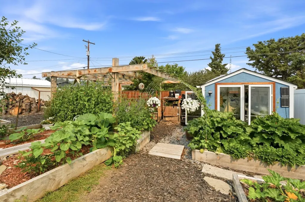 218 8 Avenue NE Sundre AB T0M1X0