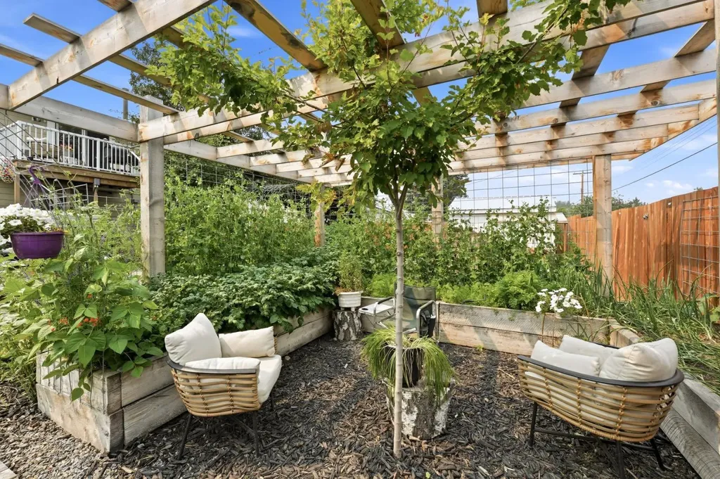 218 8 Avenue NE Sundre AB T0M1X0
