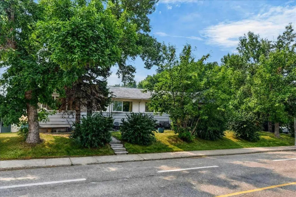 1907 14 Avenue NE Calgary AB T2E 1G8