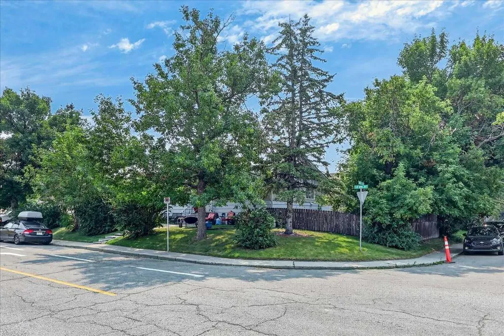 1907 14 Avenue NE Calgary AB T2E 1G8