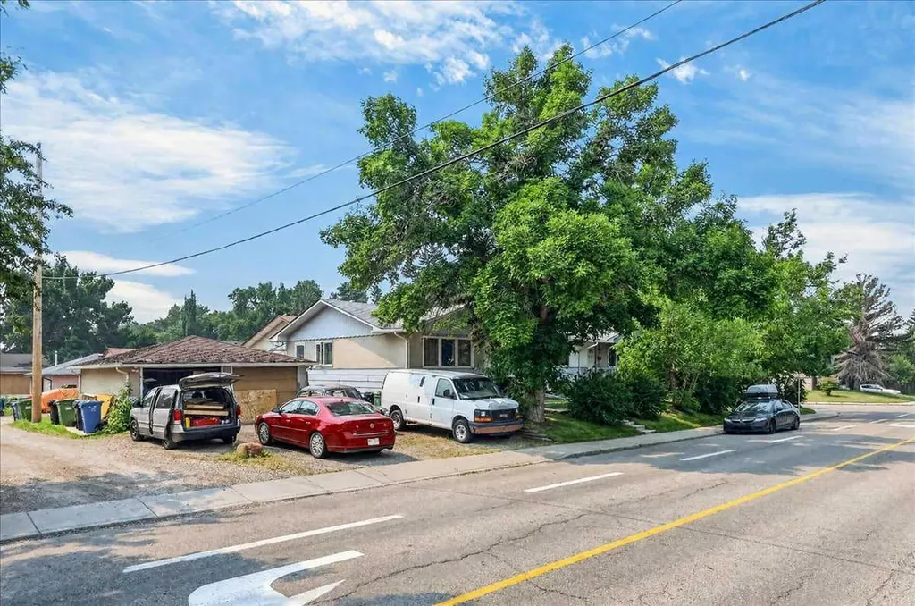 1907 14 Avenue NE Calgary AB T2E 1G8