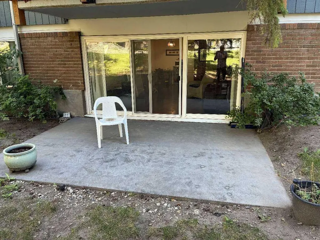 816 89 Avenue SW Calgary AB T2V4N8