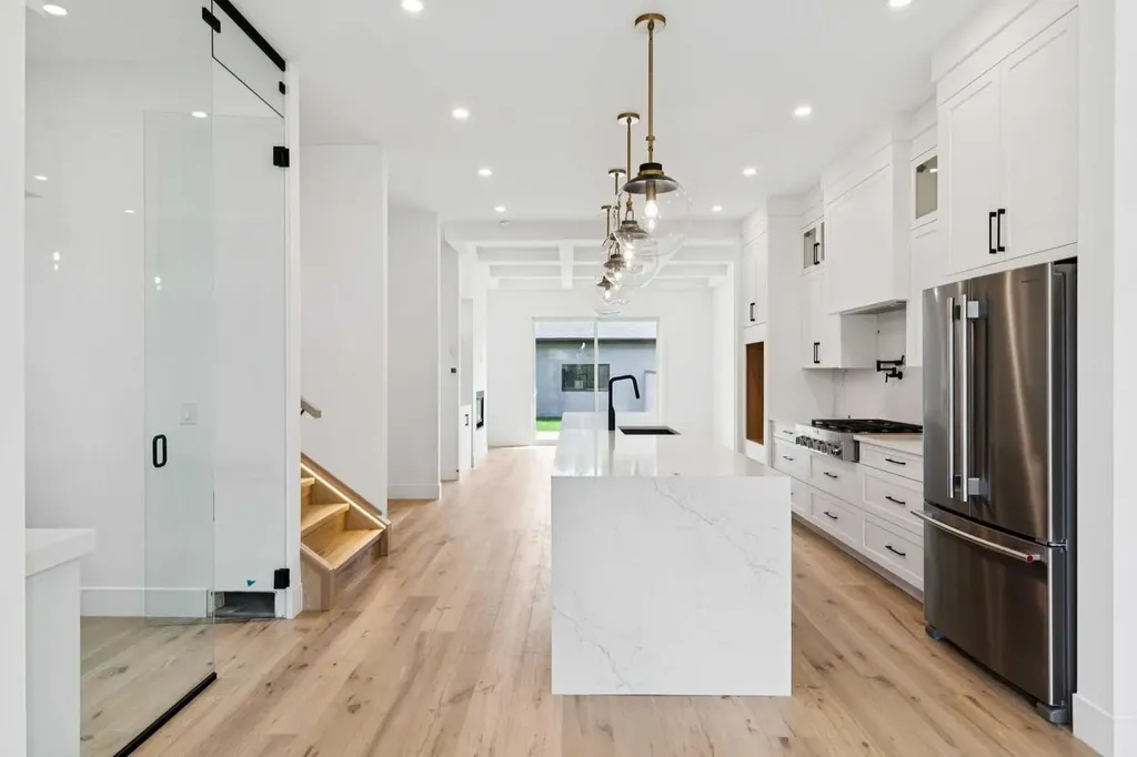 2607 5 Avenue NW Calgary AB T2N 0T7