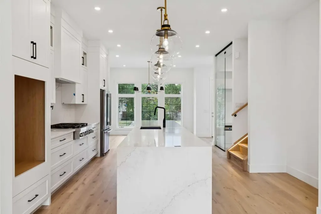 2607 5 Avenue NW Calgary AB T2N 0T7