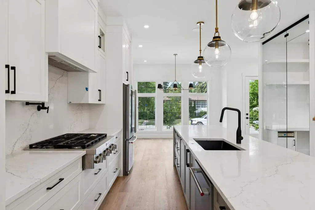 2607 5 Avenue NW Calgary AB T2N 0T7