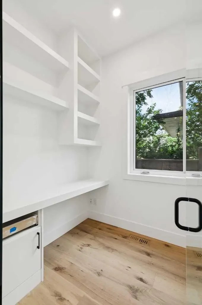2607 5 Avenue NW Calgary AB T2N 0T7