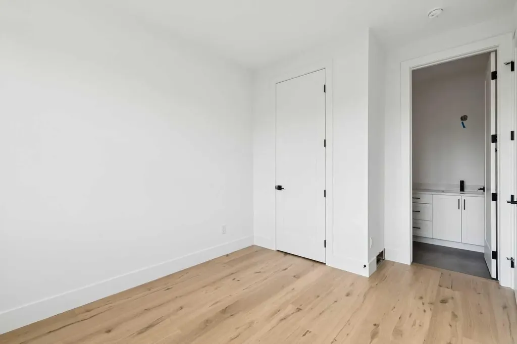 2607 5 Avenue NW Calgary AB T2N 0T7