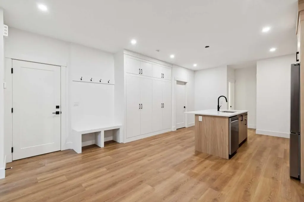 2607 5 Avenue NW Calgary AB T2N 0T7