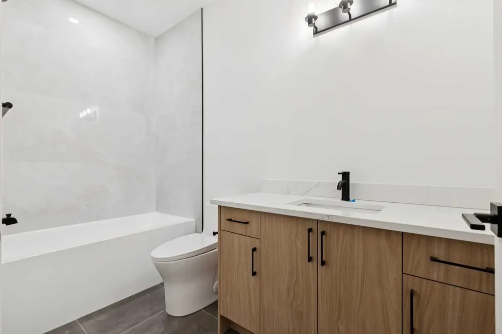 2607 5 Avenue NW Calgary AB T2N 0T7
