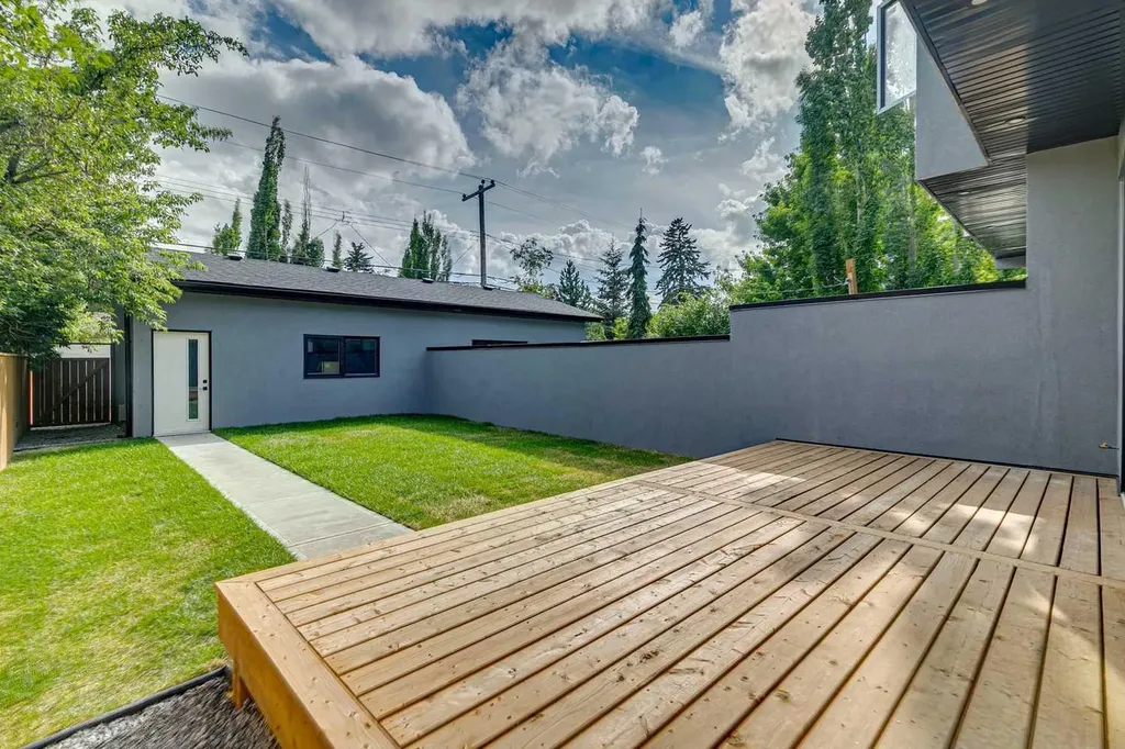 2607 5 Avenue NW Calgary AB T2N 0T7
