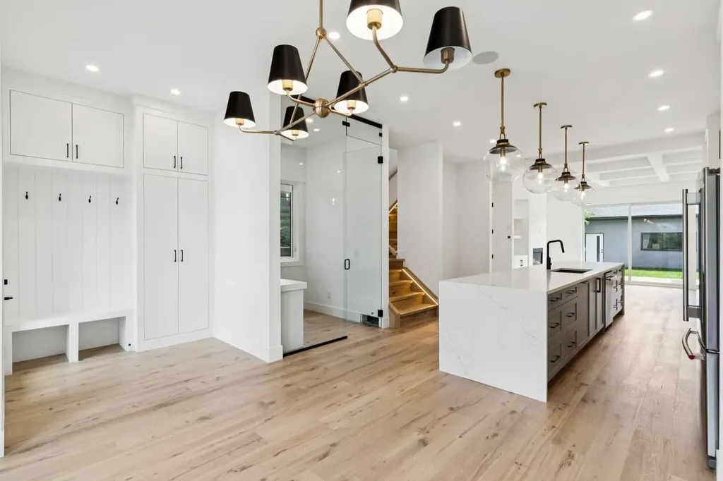 2607 5 Avenue NW Calgary AB T2N 0T7