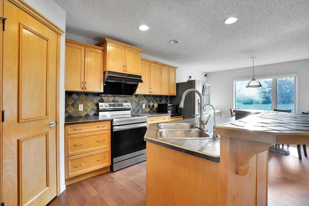 101 Royal Oak Crescent NW Calgary AB T3G 4Y7