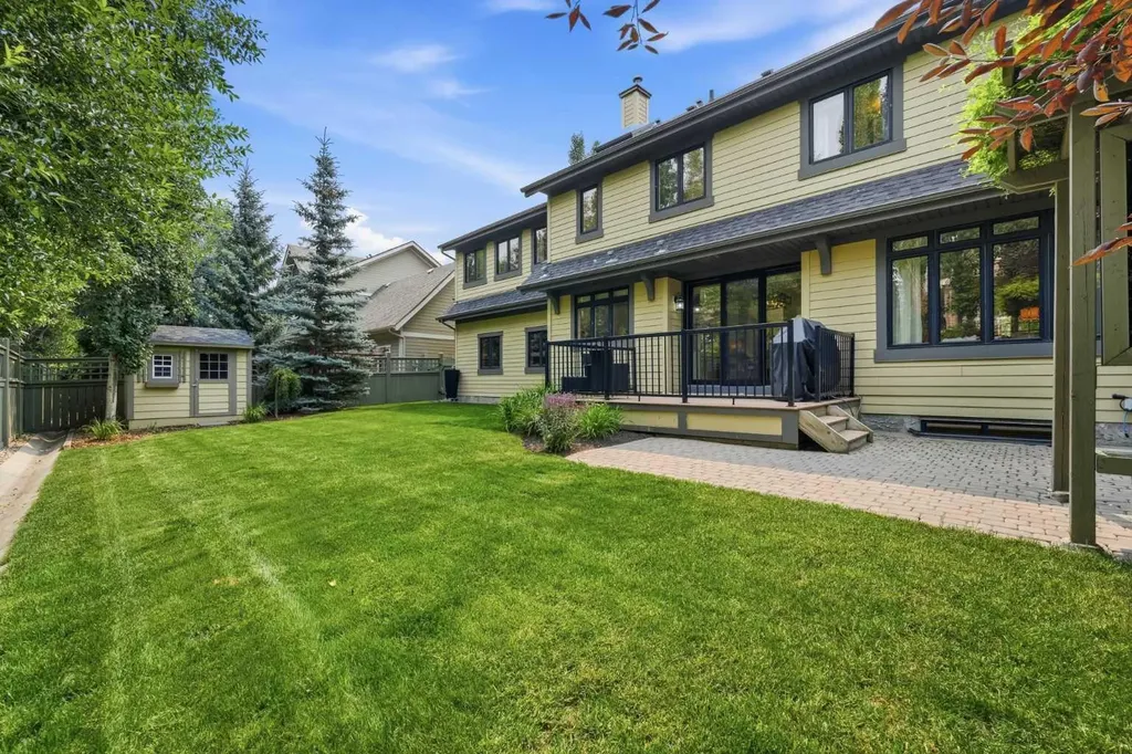 8216 9 Avenue SW Calgary AB T3H 0C2