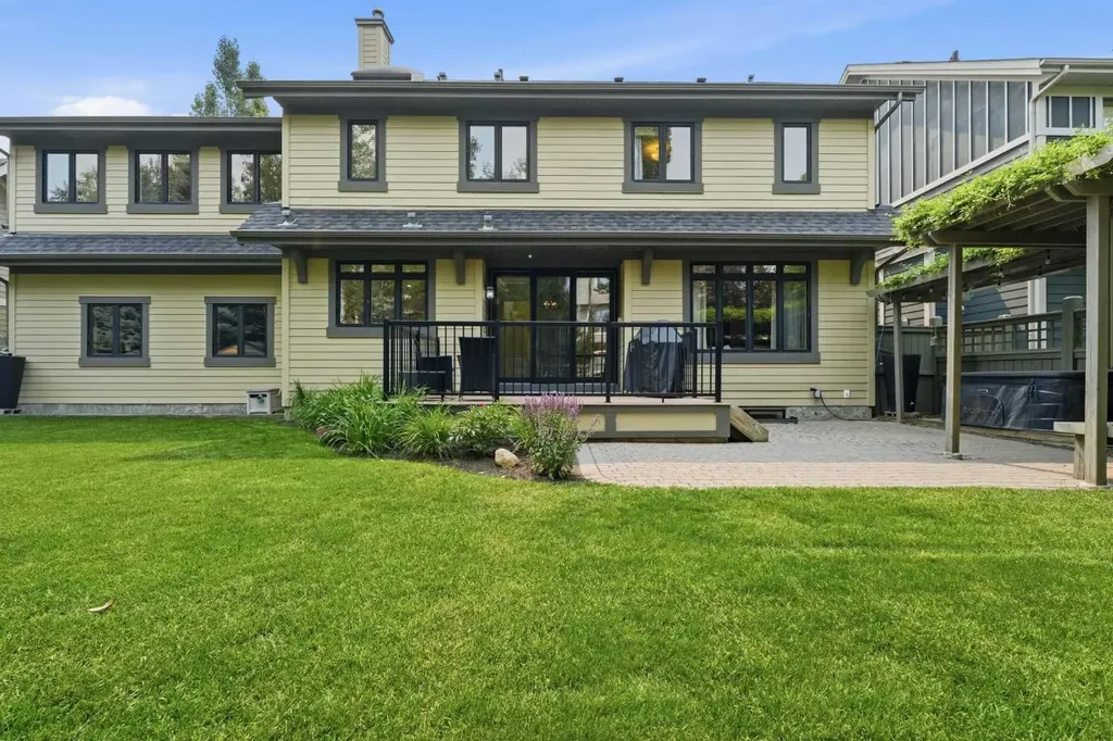 8216 9 Avenue SW Calgary AB T3H 0C2