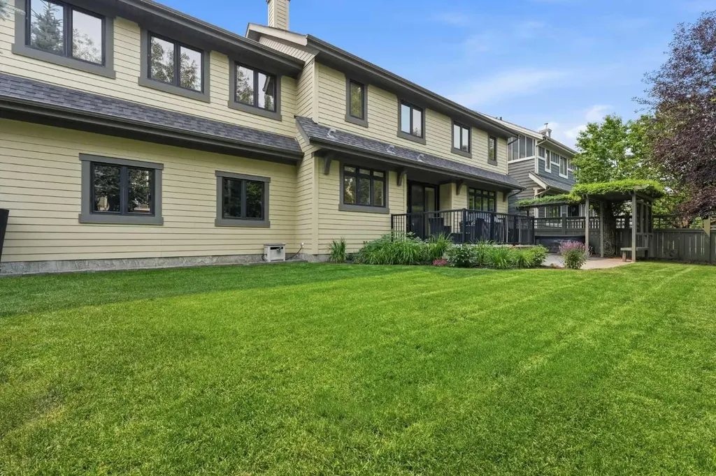 8216 9 Avenue SW Calgary AB T3H 0C2