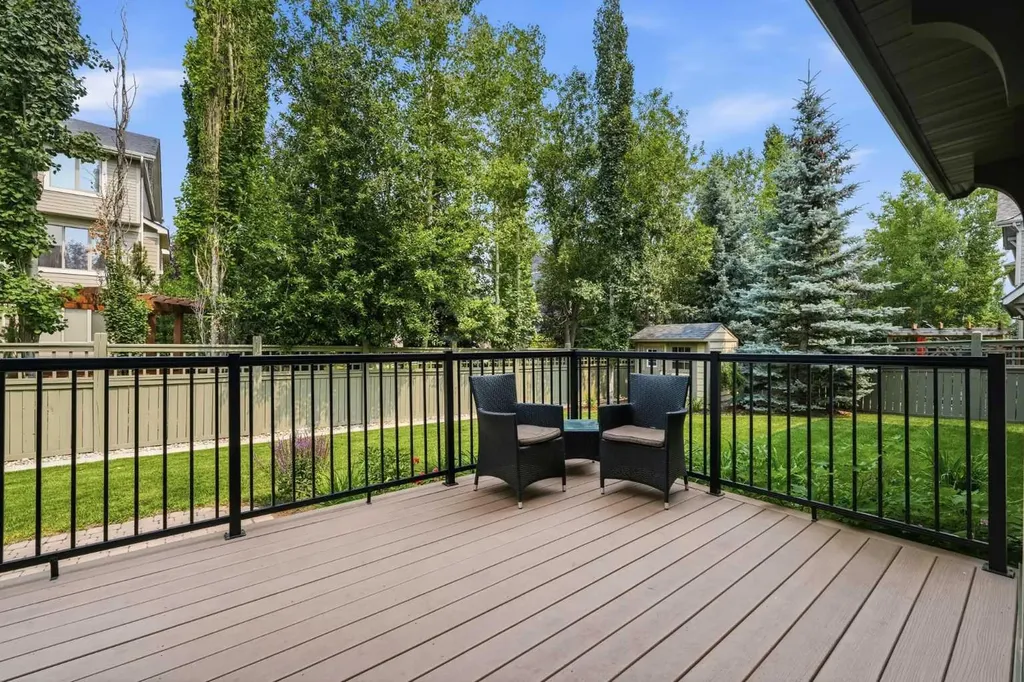 8216 9 Avenue SW Calgary AB T3H 0C2