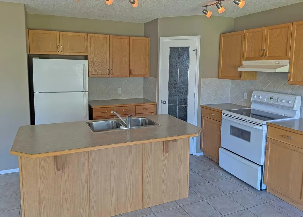 34 Coopers Close SW Airdrie AB T4B 2X1
